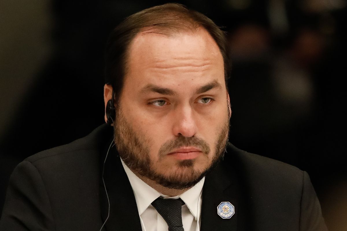 Regras do STF impedem Carlos Bolsonaro de ver pai no aniversário