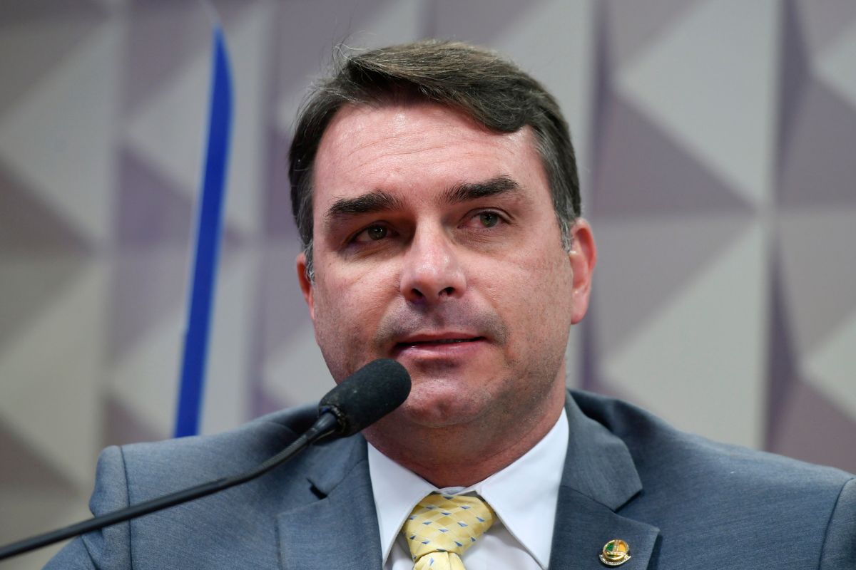 Flávio Bolsonaro diz não saber se ligação com Trump ajudaria candidatura