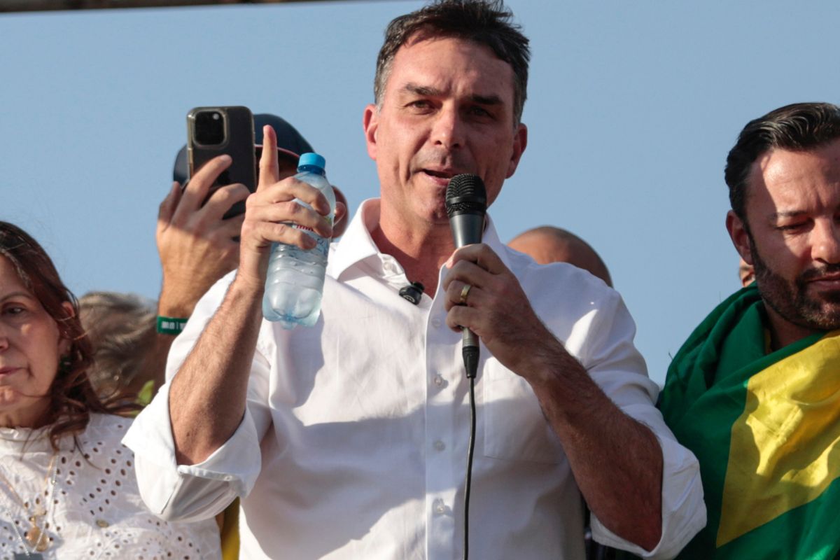 Flávio Bolsonaro lidera 1º turno das eleições presidenciais em nova pesquisa