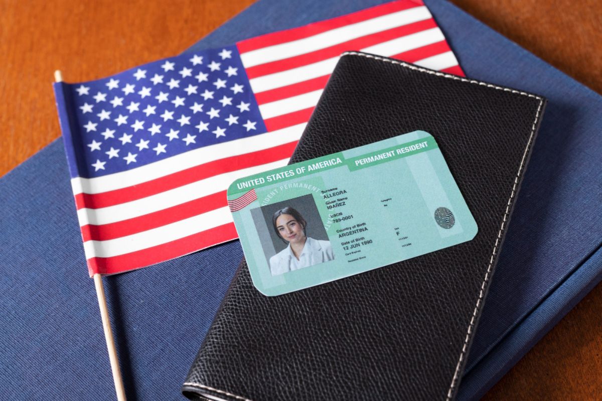 Os critérios para ter um green card, assim como Eduardo Bolsonaro