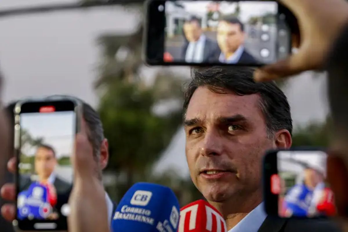 Após Flávio Bolsonaro subir nas pesquisas, senador chama atenção do exterior
