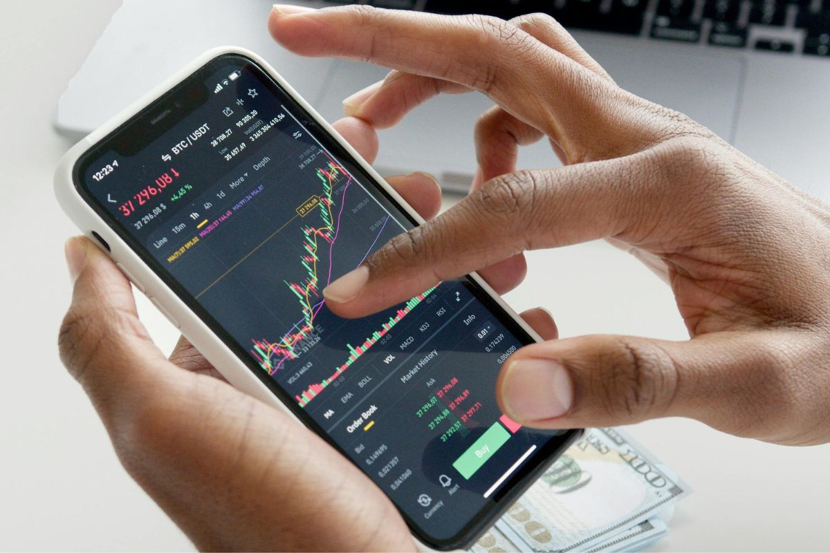 Ibovespa avança após inflação mais baixa no Brasil e atenção a dados dos EUA