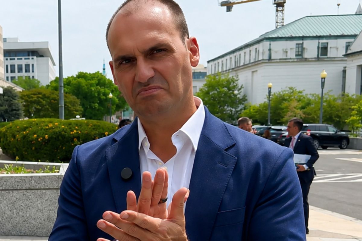 Após incitar os EUA contra o Brasil, Eduardo Bolsonaro é agraciado por Trump