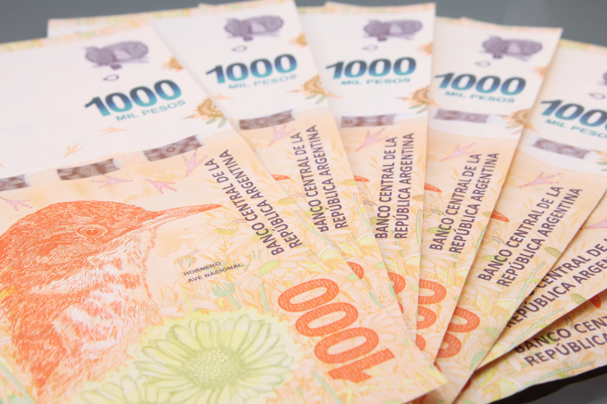 Peso argentino cai até 30% frente ao dólar em 2025, mesmo com apoio dos EUA
