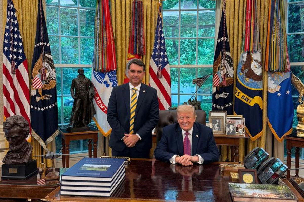 Trump usa Flávio para movimentar sua militância