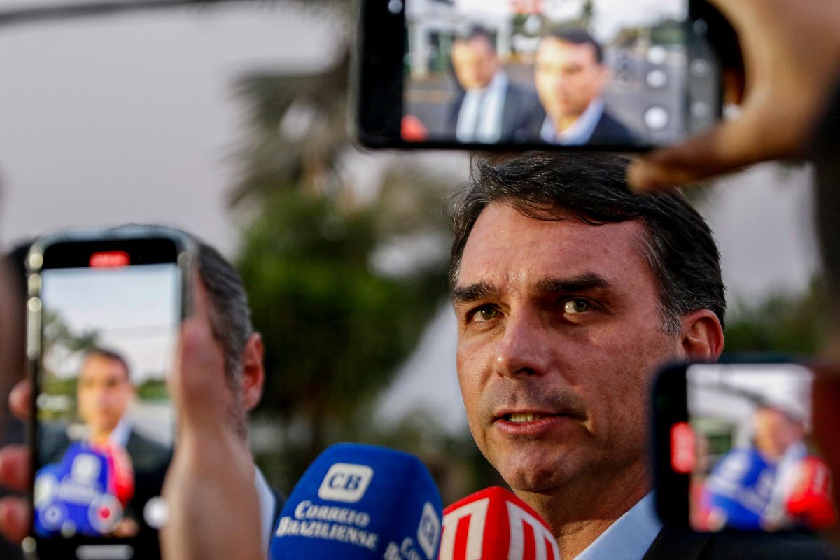 Flávio Bolsonaro confirma pedido de dinheiro a Vorcaro para financiar filme sobre ex-presidente