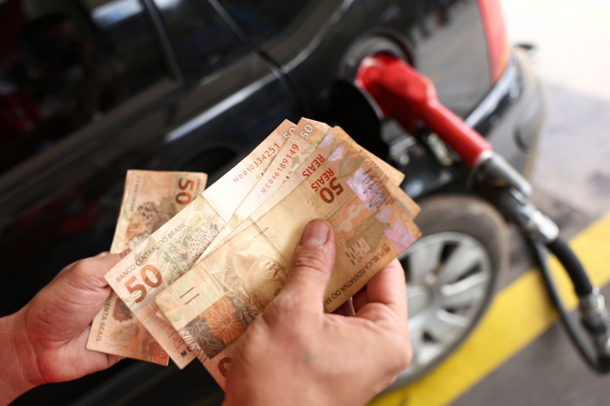 Preço da gasolina recua, porém segue acima do mercado global