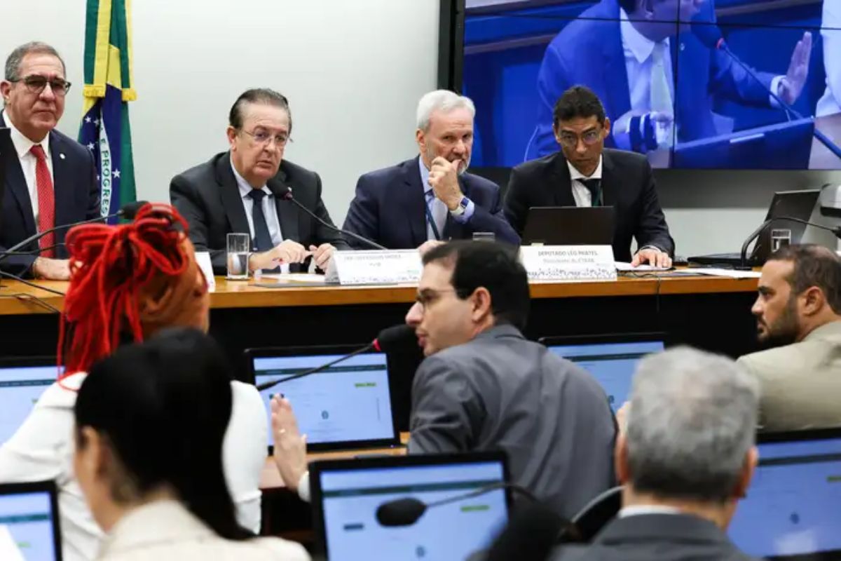 Relator do fim da escala 6×1 quer reduzir jornada para 40 horas semanais; votação foi adiada