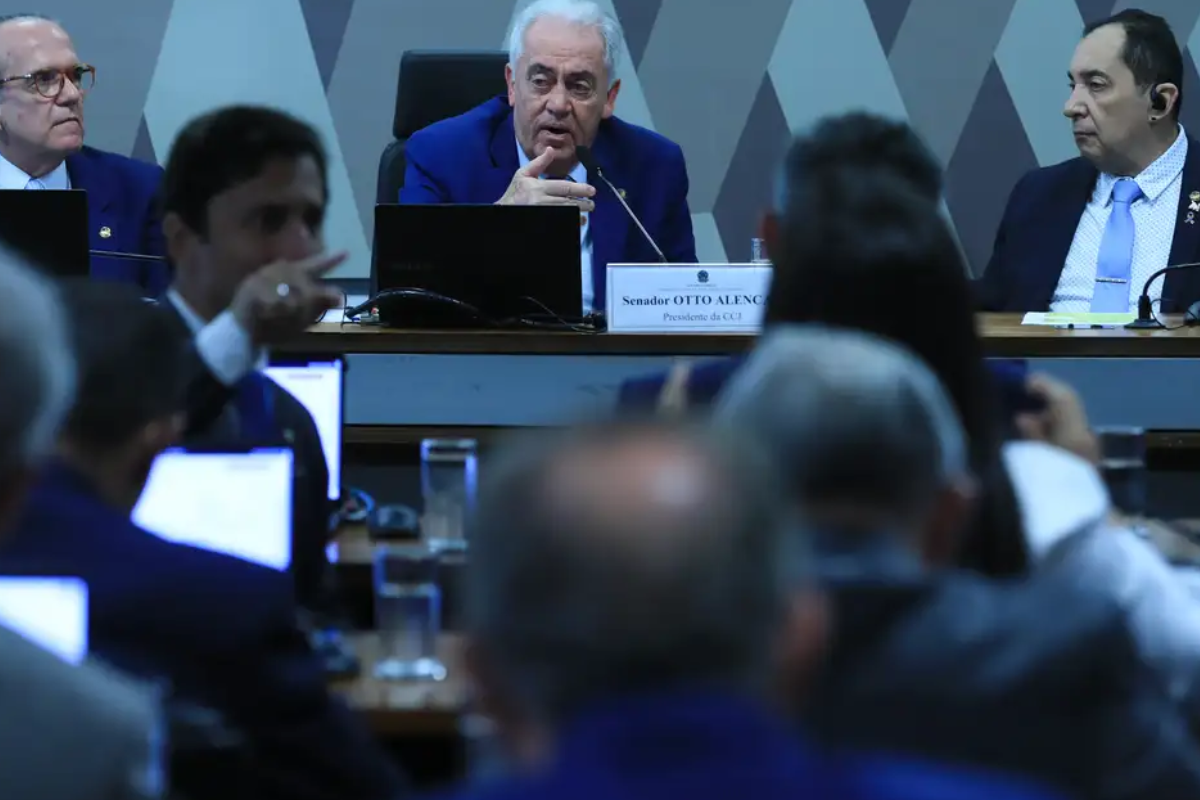 Por unanimidade, CCJ do Senado rejeita PEC da Blindagem