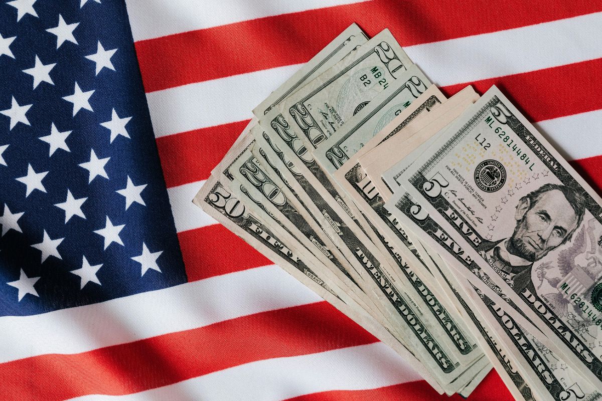 O que explica recuo do dólar e estabilização das bolsas após Trump indicar fim da guerra com Irã?