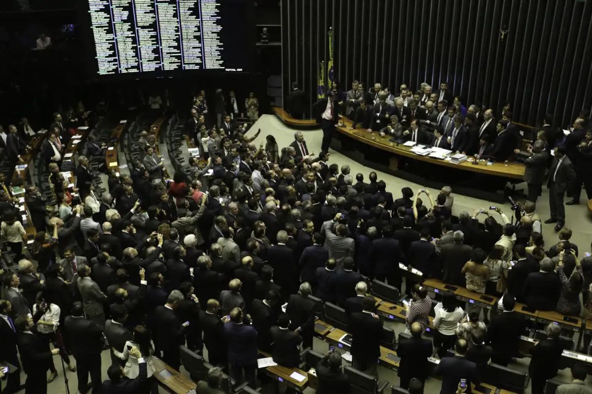 Leitura e votação do relatório sobre minerais críticos estão previstas nesta terça-feira (05) na Câmara