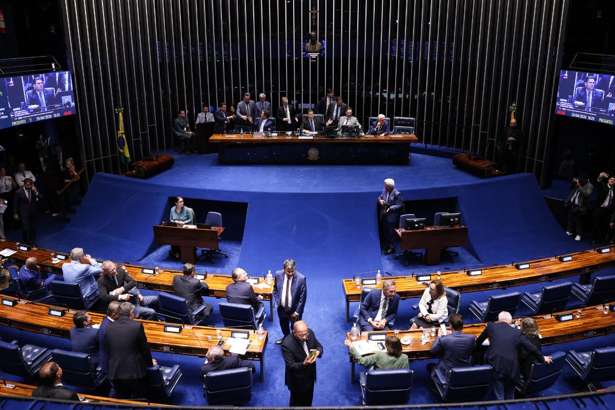 Quem assina a PEC do horário flexível no Senado?