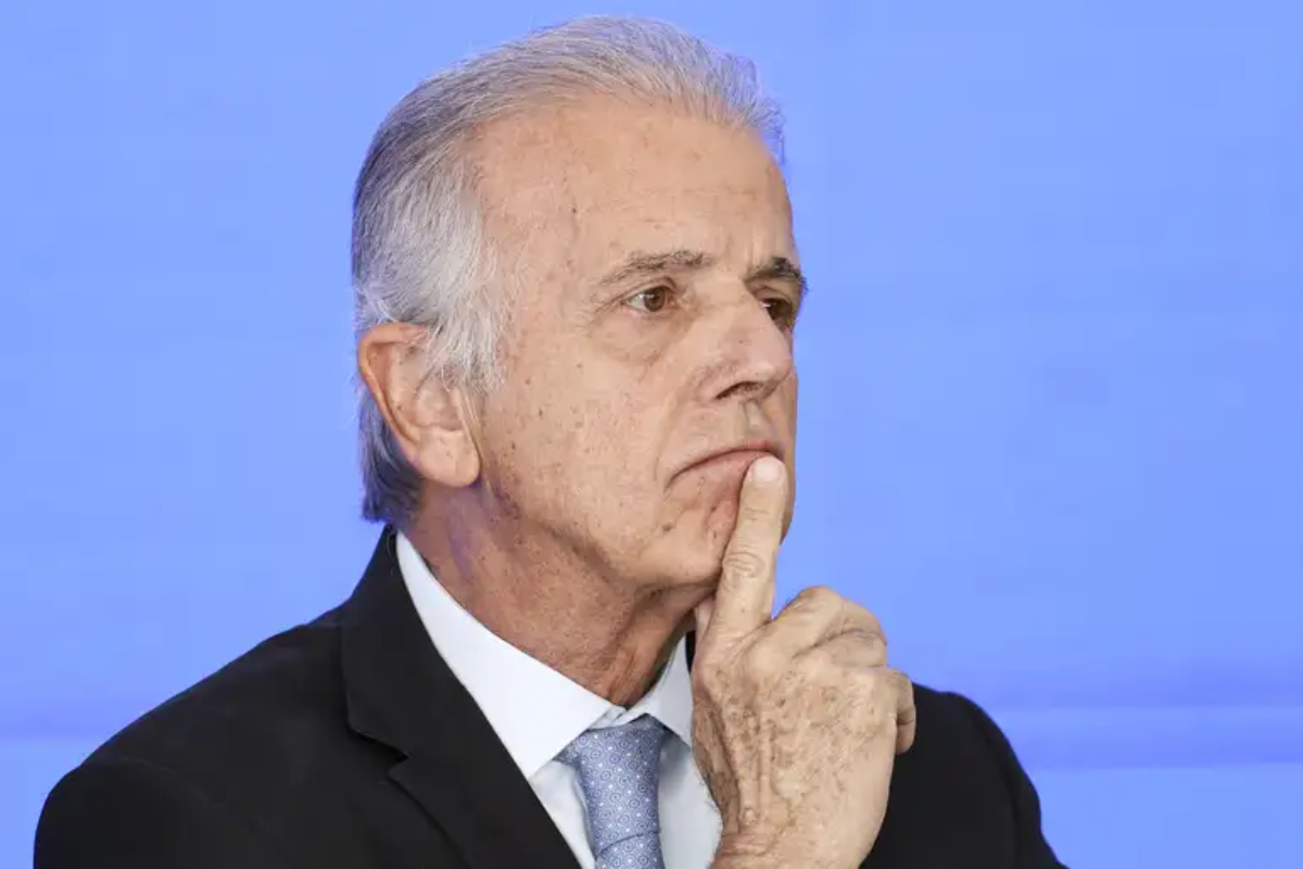 Ministro da Defesa teme que fronteira com Venezuela se torne “trincheira”