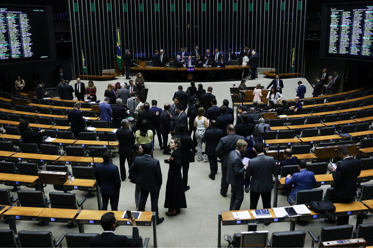 O que estabelece o projeto que define regras para o devedor contumaz?