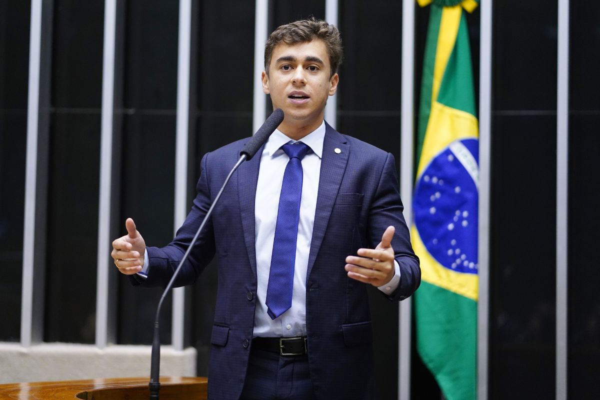 Flávio Bolsonaro articula candidatura de Nikolas Ferreira ao governo de Minas em estratégia eleitoral