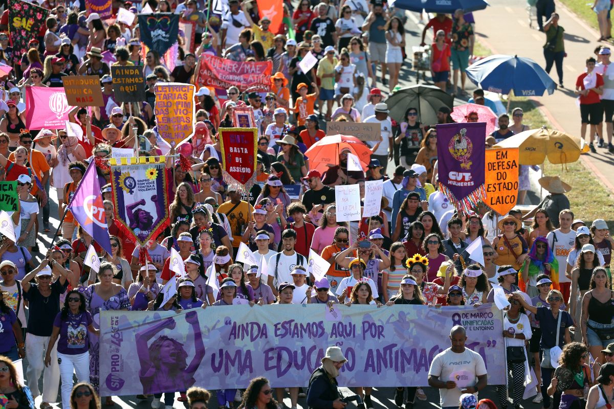 08 de março leva manifestantes às ruas no país; atos defendem segurança e direitos das mulheres