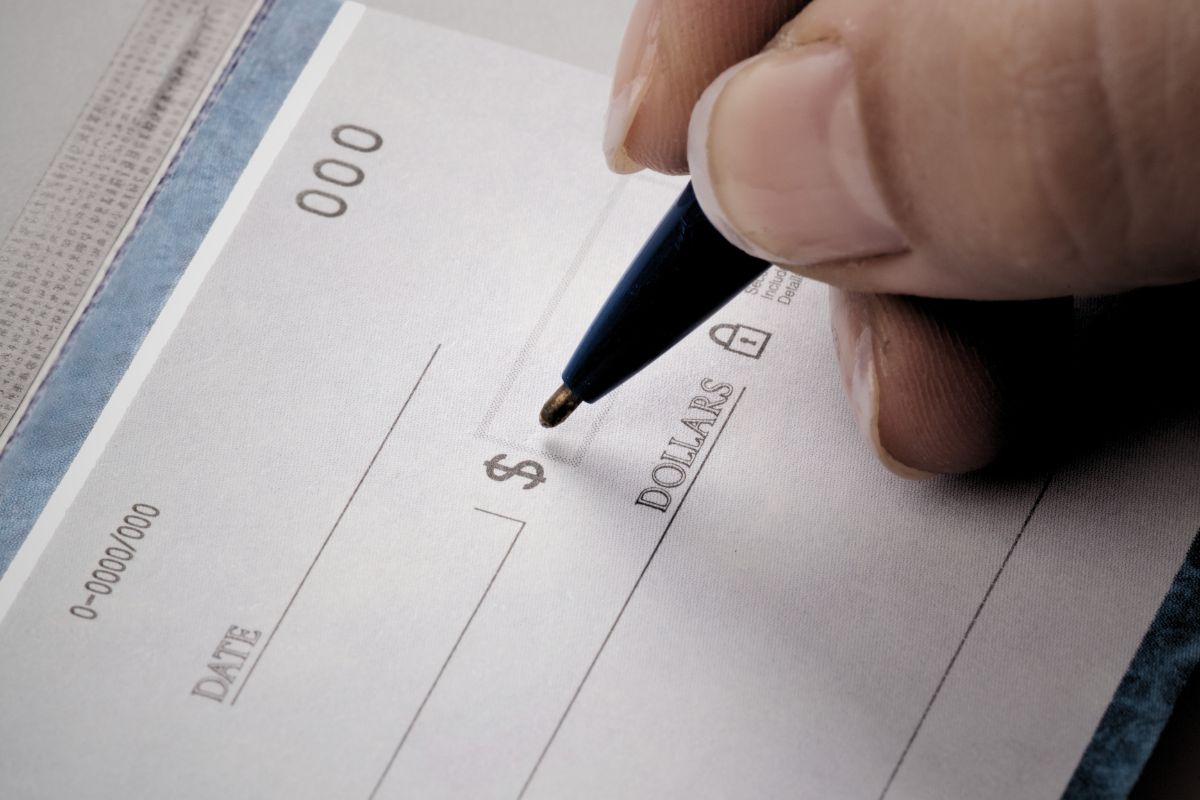 Ainda se usa cheque no Brasil, mesmo o manejo caindo em 18%