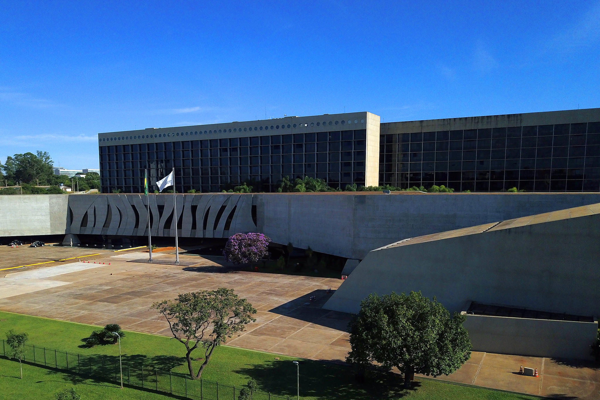 STJ: habilitação em recuperação judicial não extingue garantia fiduciária de terceiro