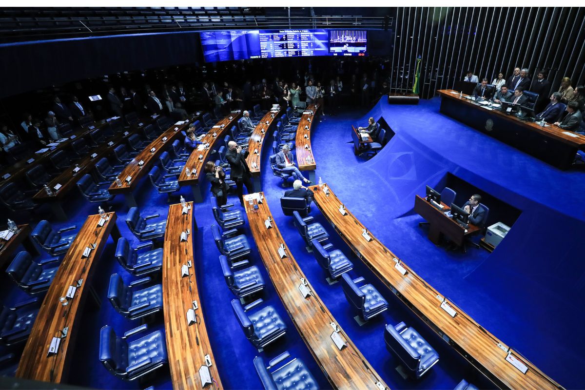 Senadores pressionam por acesso a inquéritos sobre o Banco Master
