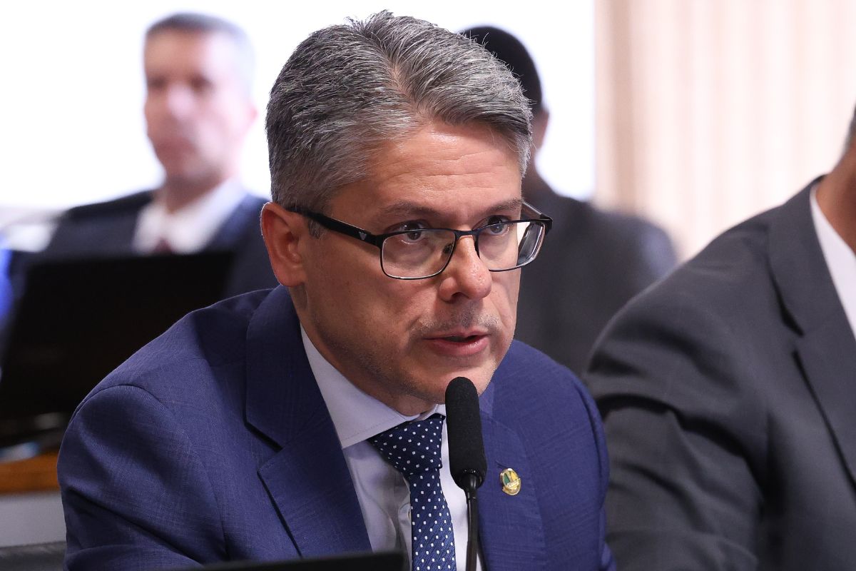 Senador ironiza acareação do caso Banco Master marcada no recesso
