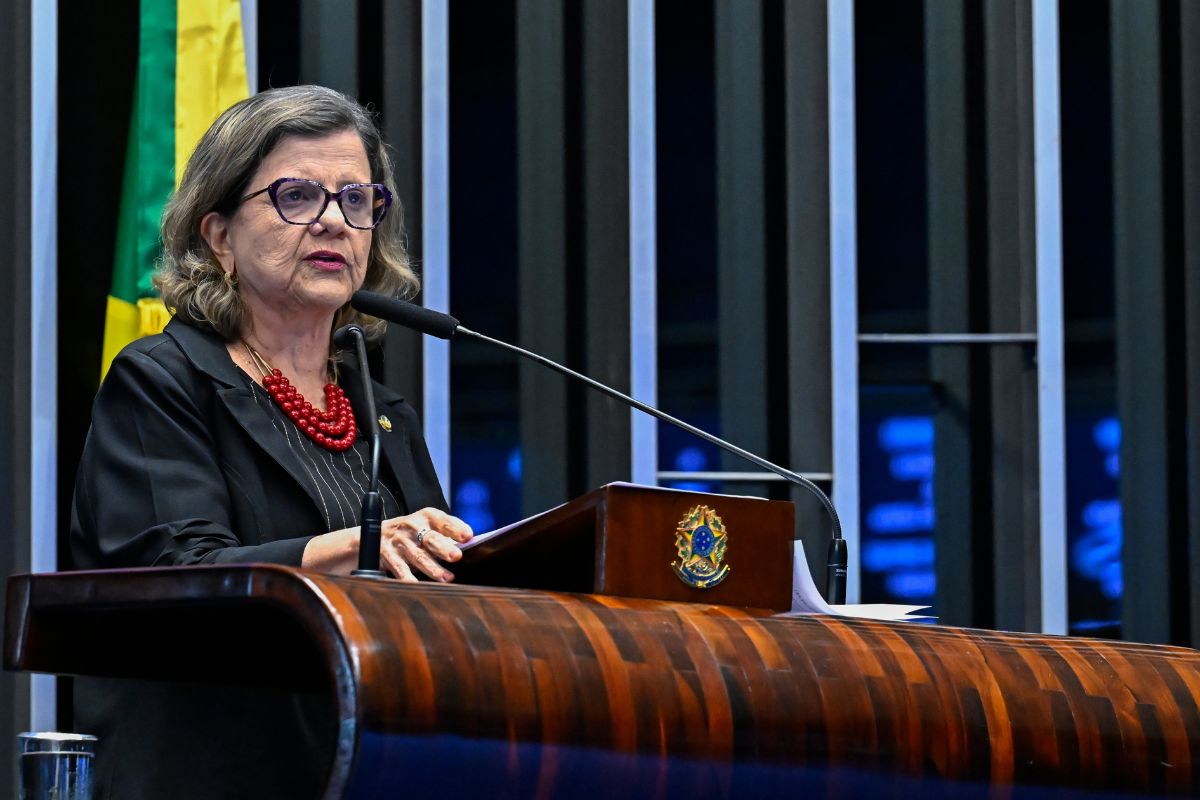 Um dia após negar ter sido escolhida, Teresa Leitão assume liderança do governo no Senado