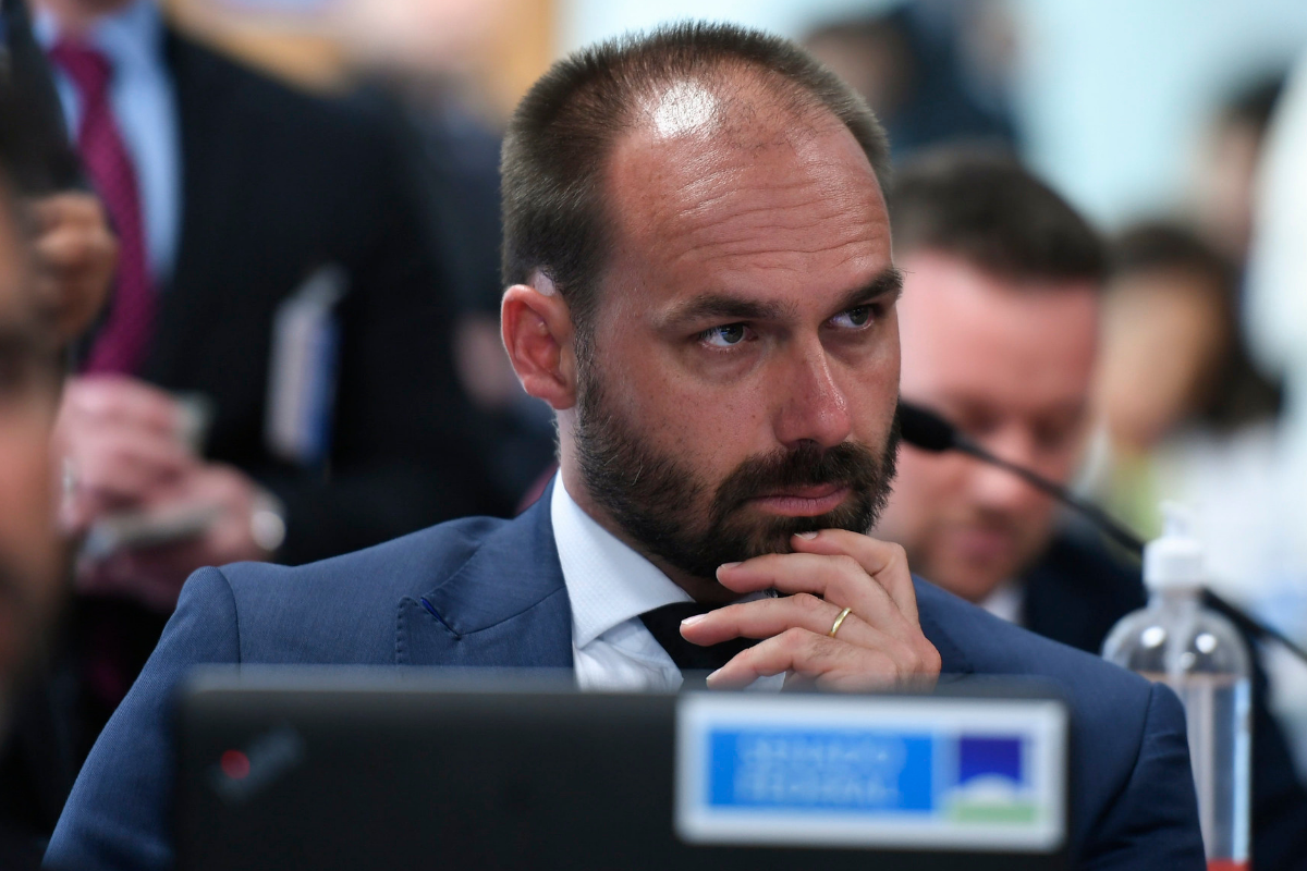 Eduardo Bolsonaro vai concorrer à presidência em 2026? Pesquisa prevê cenários