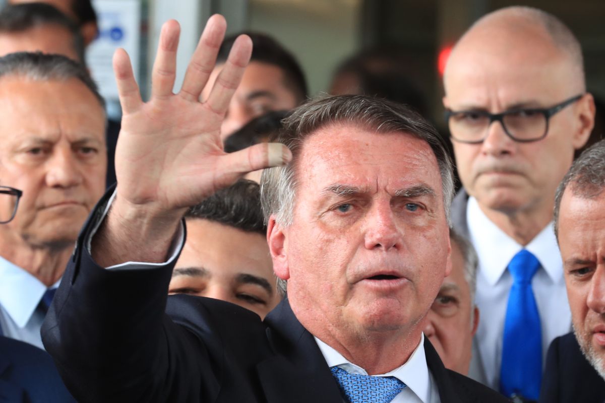 Bolsonaro é autorizado a realizar exames em hospital após queda na prisão