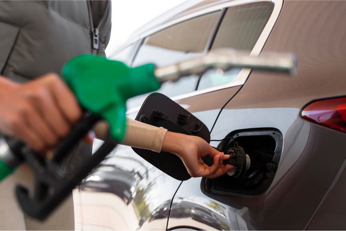 Governo anuncia subsídio à gasolina e mira queda no preço nas bombas; entenda