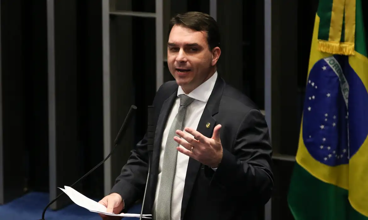 Flávio Bolsonaro deixa o teste e entra no jogo