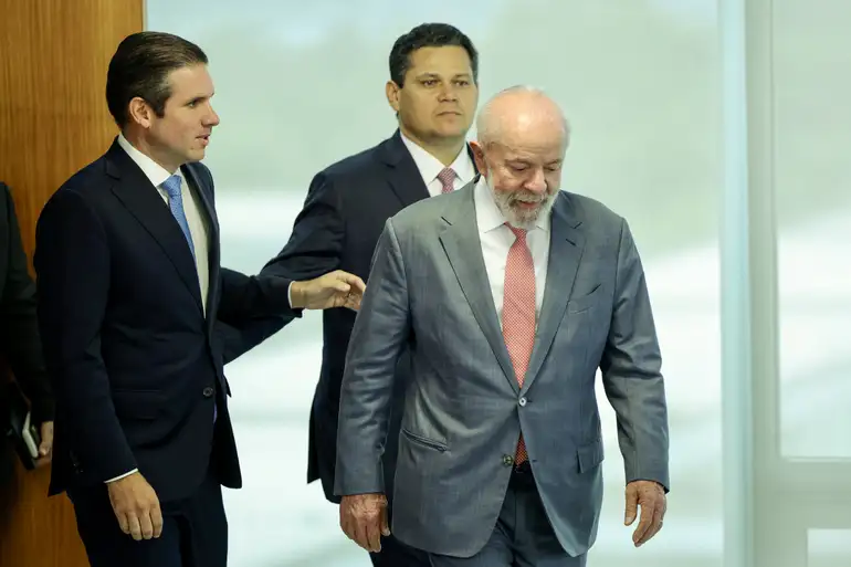 Governo tenta contornar ausência de Motta e Alcolumbre no Planalto