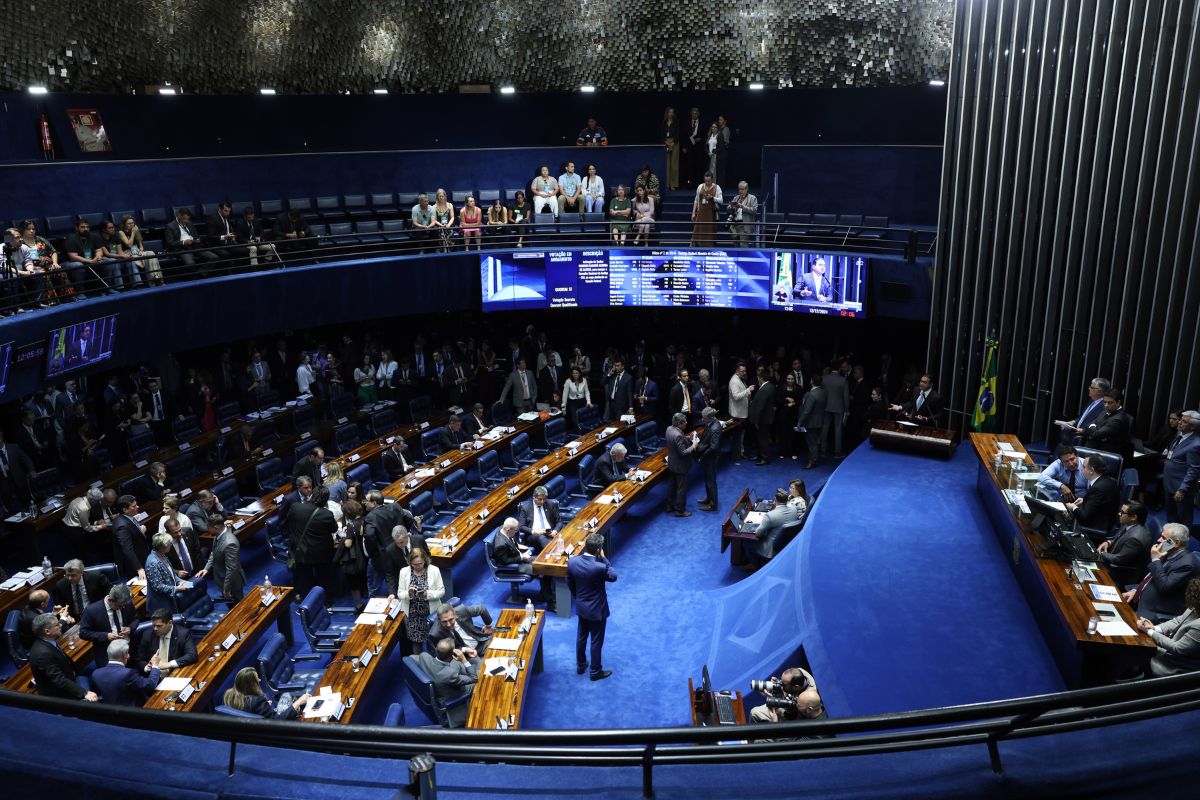 Senado pode votar ampliação da licença-paternidade; saiba o que muda