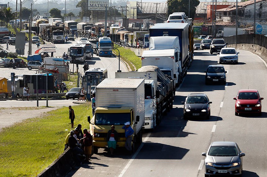 Diesel em alta reacende temor de paralisação e lideranças articulam nova greve de caminhoneiros