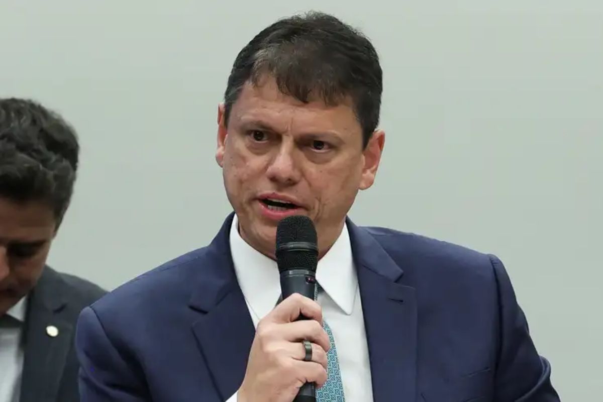Tarcísio apoia pré-candidatura de Flávio Bolsonaro: “Se junta a outros grandes nomes da oposição”