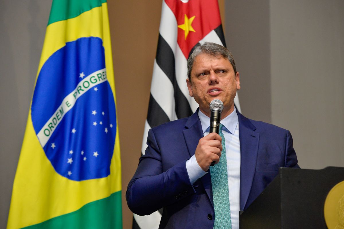 Tarcísio de Freitas critica regime de Maduro após ação militar
